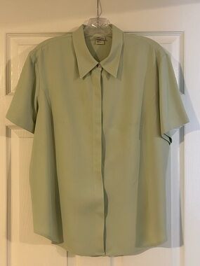Norm Thompson Vintage Green Silk Short Sleeve Button Up Blouse